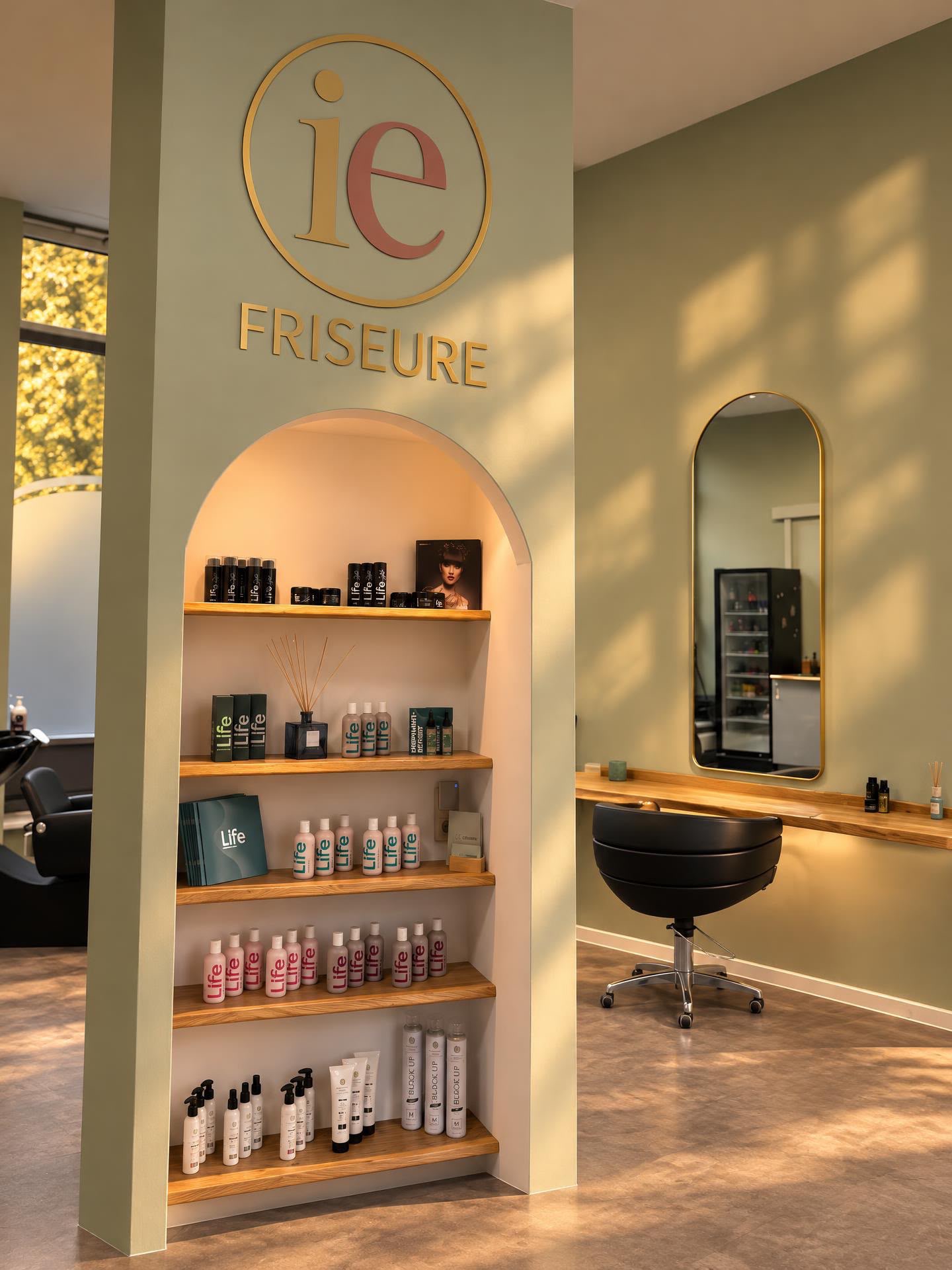 ieFRISEURE Logo über der beleuchteten Produktnische im Salon